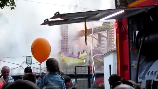 Сгорела карусель на Кургане Бессмертия, Брянск. 12.06.15. смотреть онлайн