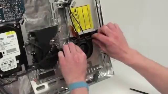 iMac G5 Repair - How to Remove the Fan Assembly смотреть онлайн