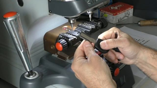 Приспособление для изготовления автомобильных ключей BMW, VW, AUDI смотреть онлайн