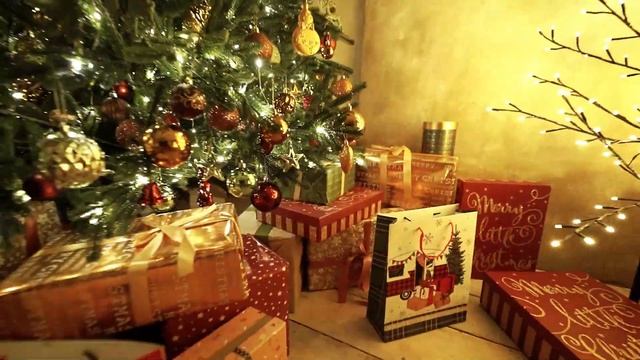 New Year decorations in the BuduArt 2022 photo studio. Family room. With a large dining table. смотреть онлайн