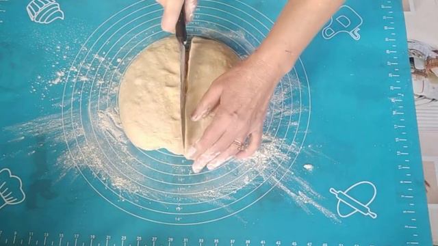 Вкусные  булочки  -  ватрушки с начинкой из творога с бананом.