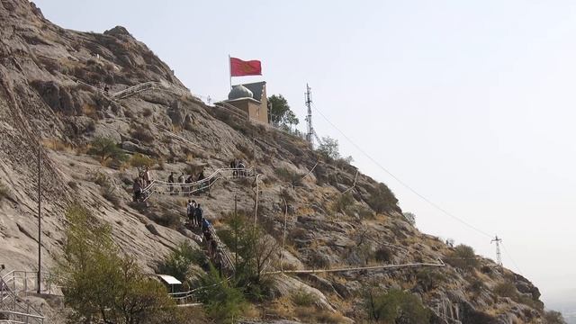 20.09.2021. Киргизия. Ош. Сулайман-Тоо. Группа немецких туристов поднимается на вершину правого пик смотреть онлайн