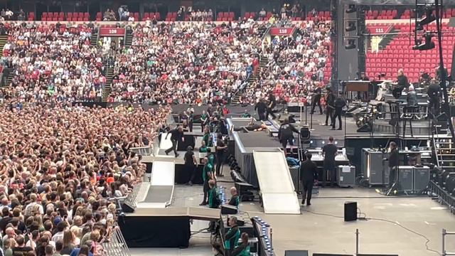 Bruce Springsteen falls on stage - Amsterdam ArenA 27/5/23 смотреть онлайн