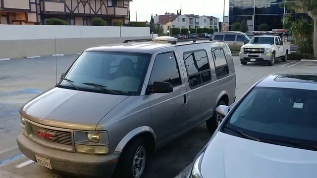 Astro van look alike, it's really a GMC Safari I saw at 7-Eleven смотреть онлайн