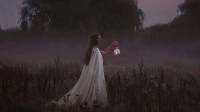 ИДЁТ И ПРАЗДНИЧНЫЕ ОДЕЖДЫ НА НЕМ смотреть онлайн