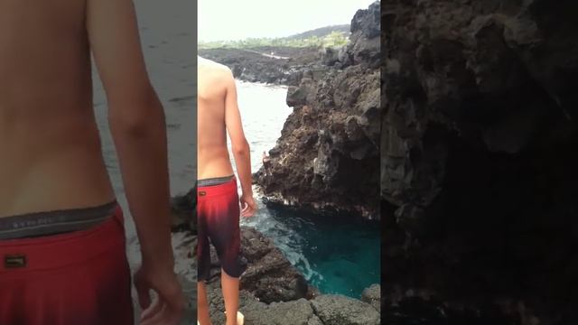 Jumping off 30 Foot cliff (jump off the end of the world) in Kona, Hawaii 2 смотреть онлайн