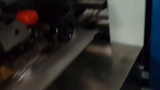 Горизонтальная упаковочная машина с ленточным конвейером и нижней заводкой пленки смотреть онлайн