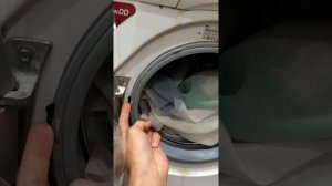 LG стиральная машина, капает вода с под смотрового окошка.
