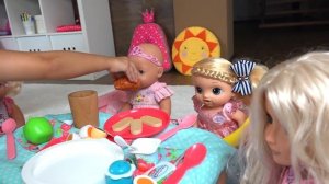 Алиса КАК МАМА кормит кукол ДОЧЕК ! Весело играть в кухню для детей !