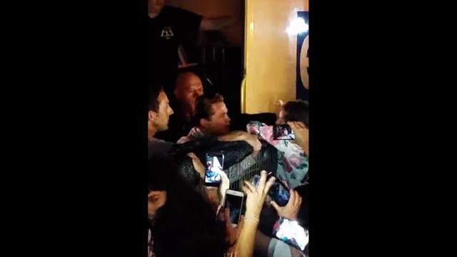 Брэд Питт спас маленькую девочку смотреть онлайн