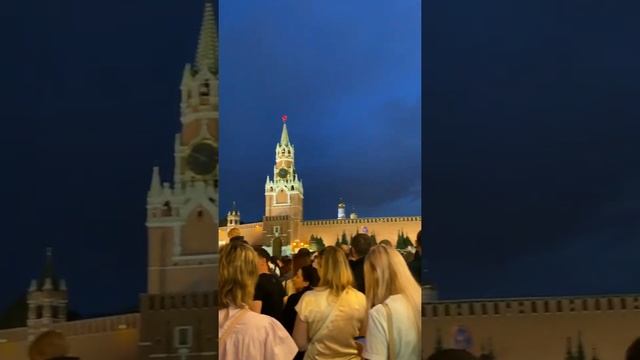 В Москве на красной площади толпа в ожидании фейерверка на #день#россии, но увы