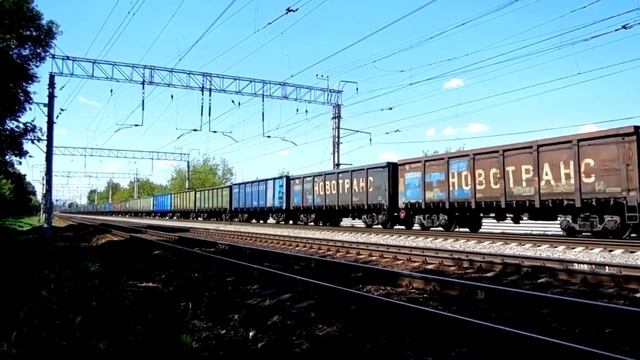 Электровоз ВЛ11-532 (ТЧЭ-27) с грузовым поездом.