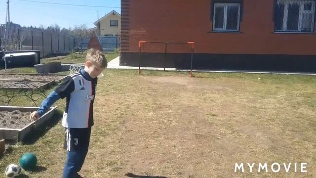 Бью в ворота разными мячами челлендж! смотреть онлайн