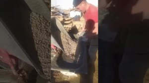 Замешивание бетона ручным миксером Калибр 1600. Легко.Быстро. Качественно