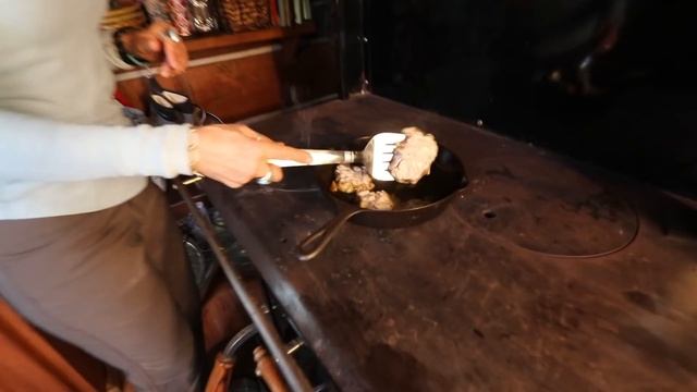 cooking OFF GRID in WINTER | BREAKFAST at the LOG CABIN смотреть онлайн