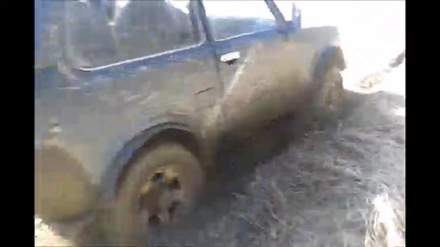 Ни дня без Off Road Нива едет по грязи на зимней резине смотреть онлайн