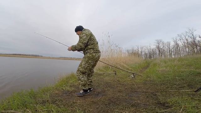 Ловля пузатых карасей и карпов | открыл сезон 2019 | готовлю картошку с колбасками | HD смотреть онлайн