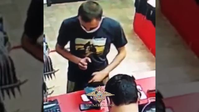 Полиция устанавливает личность мужчины, подозреваемого в краже телефона смотреть онлайн