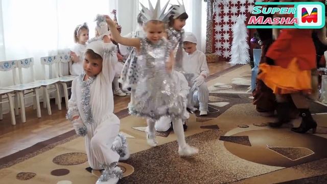 Веселый танец Льдинок и Медведей - Новогодний утренник Детский Садик Донецк декабрь 2015 смотреть онлайн