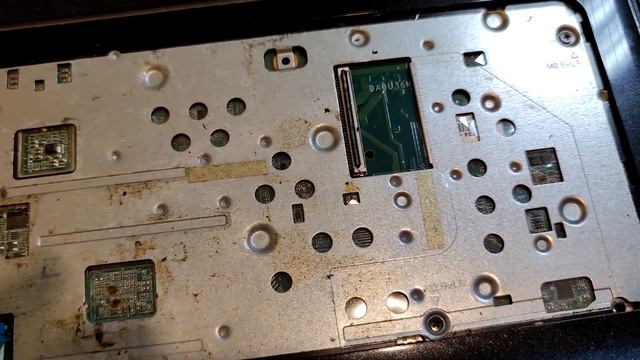 Замена HDD на SSD в ноутбуке HP 15-b161sr смотреть онлайн