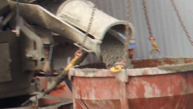 Автокран берёт раствор у Бетономешалки и подаёт на Строительную площадку смотреть онлайн