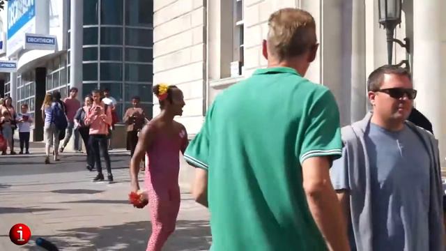 Особенности UK. Позитивный мулат в розовых лосинах. Брайтон (Англия)). смотреть онлайн