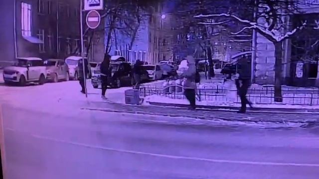 Подростки сломали стеклоочиститель на автобусе в Петербурге смотреть онлайн