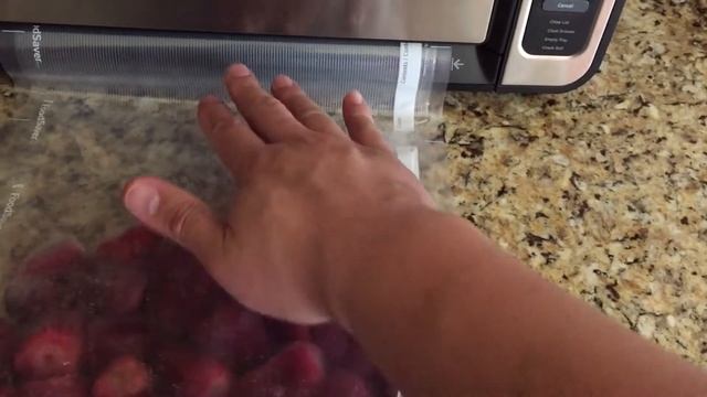 Vacuum sealing fruits with the FoodSaver 5860 смотреть онлайн