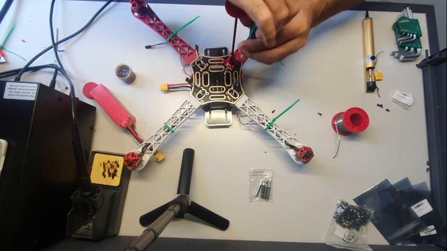 Аэроквантум. Квадрокоптер на раме f450. Сборка верхней части рамы и установка крепления смотреть онлайн
