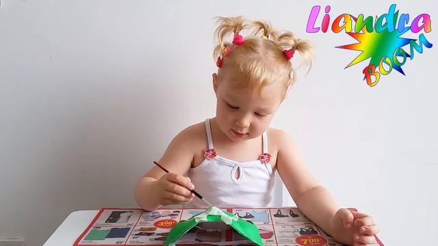 Лиандра разрисовывает маску, а мама ей помогает смотреть онлайн