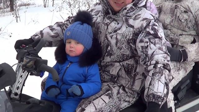 Ребенок за рулем снегохода brp в 1.5 годика Мистер Макареха жмёт на газ,снегоход и ватрушка!круто смотреть онлайн