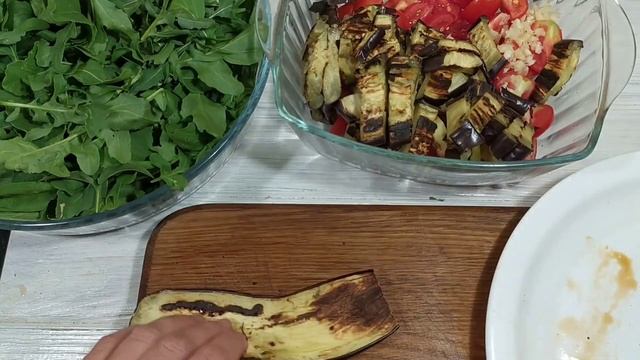 Салат с БАКЛАЖАНАМИ, помидорами и рукколой. смотреть онлайн