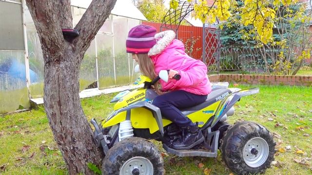 Малыш чинит квадроцикл. Дети катаются на машинках. Видео для детей смотреть онлайн