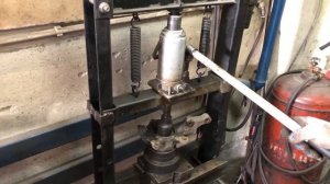 Замена ступичного подшипника на Nissan AD (Ниссан АД)