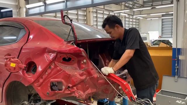 Rear end collision repair pulling on Celette bench with universal jigs system смотреть онлайн