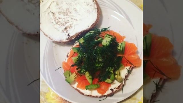 Бутерброд с творожным сыром и семгой смотреть онлайн