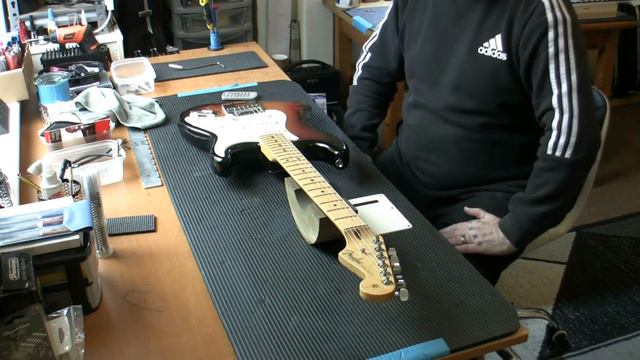 Fender American Standard Strat: levelling low frets... смотреть онлайн
