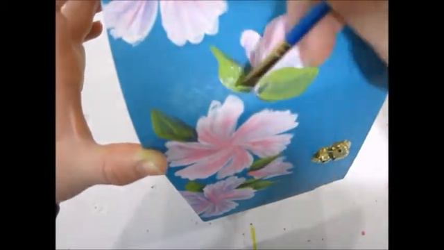 Painting Flowers on a Box смотреть онлайн