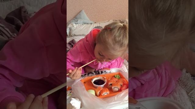 Дочь кушает суши. Роллы для детей смотреть онлайн