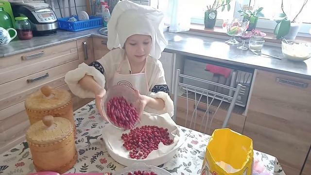 Клюквенный пирог от Златы Афониной и ее родителей2 смотреть онлайн