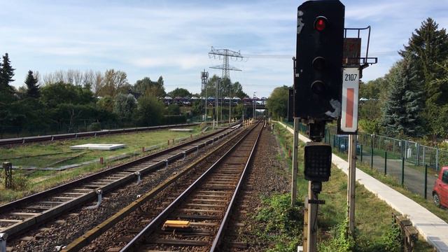 Zug mit Autos beladen von U-Bahnhof Biesdorf-Süd aus смотреть онлайн