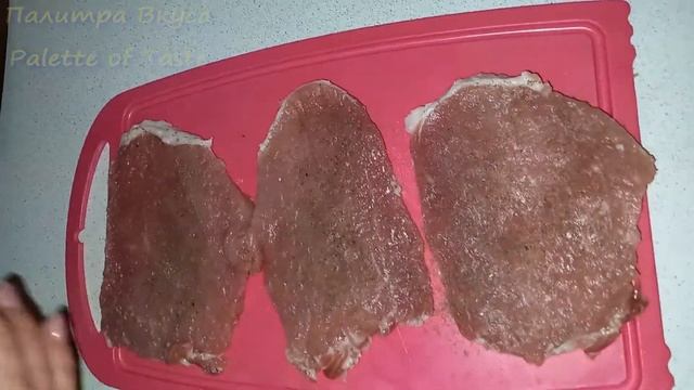 Жареная свиная отбивная со специями Roast pork chop with spices смотреть онлайн