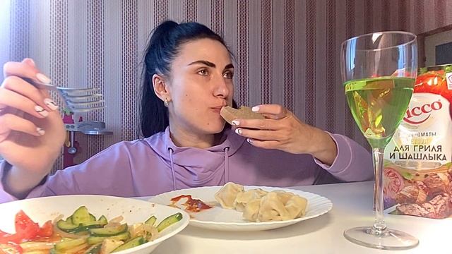 МУКБАНГ ПЕЛЬМЕНИ ОВОЩНОЙ САЛАТ/КАК Я СТАЛА БРЮНЕТКОЙ