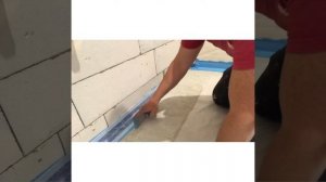 Клеим гидроизоляционную ленту