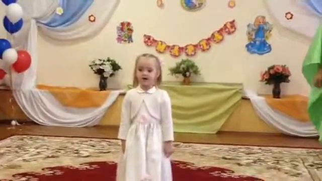 Милая девочка Юляшка рассказывает стихотворение про булочки смотреть онлайн