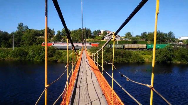 Подвесной пешеходный (висячий) мост на реке Кола. Посёлок Молочный. 8.07.2019. смотреть онлайн