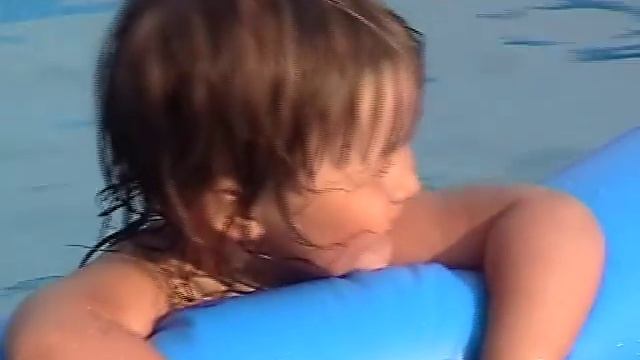 Купание детей летом на даче. Домашний аквапарк Funny kids. Swimming pool. смотреть онлайн