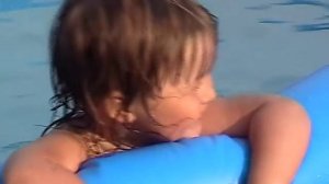 Купание детей летом на даче. Домашний аквапарк  Funny kids. Swimming pool.