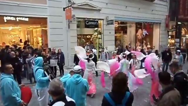 ХАРИНАМА ВЛАДИВОСТОК НА УЛИЦЕ ГЕРМЕСА В АФИНАХ. Best kirtan in Athens. Iskcon song. смотреть онлайн