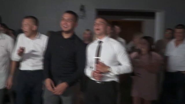 ОТКЛЮЧИЛИ СВЕТ НА СВАДЬБЕ, НО ГИТАРИСТ ВЫКРУТИЛСЯ смотреть онлайн